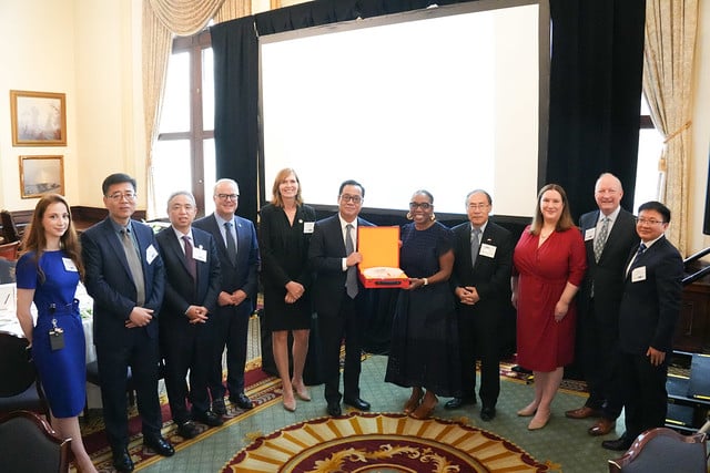 54676823374_53c2ac0eea_z